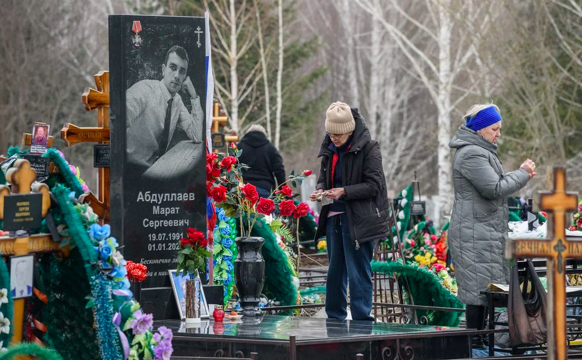 Фото Погибшие бойцы СВО, памятник Пригожину и слёзы родных. Как новосибирцы почтили умерших на Радоницу – репортаж с Гусинобродского кладбища 19